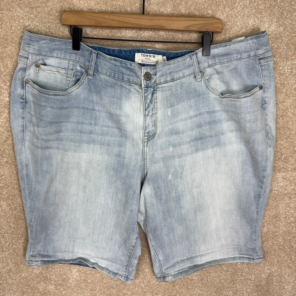 NWT Torrid Shorts Size 26 Jean Bermuda Boyfriend Light Wash